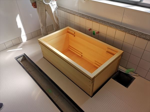 浴室に設置された青森ヒバ製の生活リハビリ浴槽