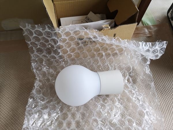 造作照明器具用に設置するボール型の白い電球