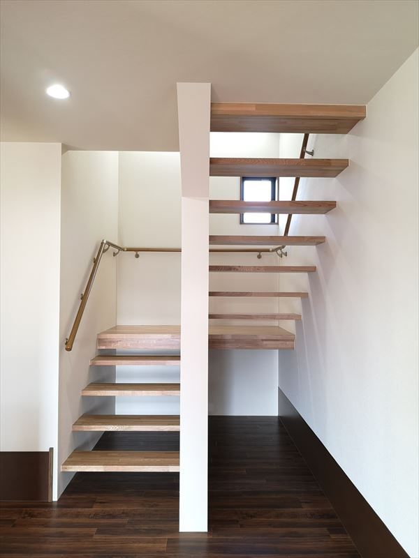 完成した階段室の様子　階段板見通しの出来る一枚づつの踏み板