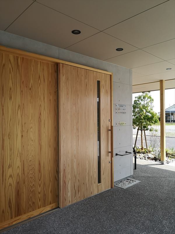 木製で製作した玄関片引き戸のある玄関出入り口の様子