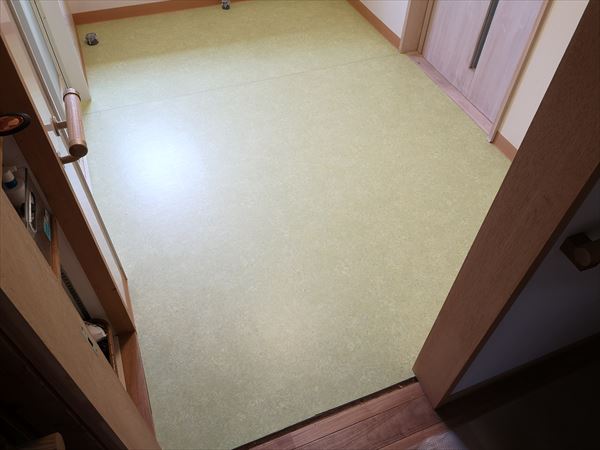 床仕上げ張り完了の全景　床仕上げは黄緑色のビニルシート