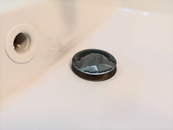 洗面カウンター排水口のアップ画像