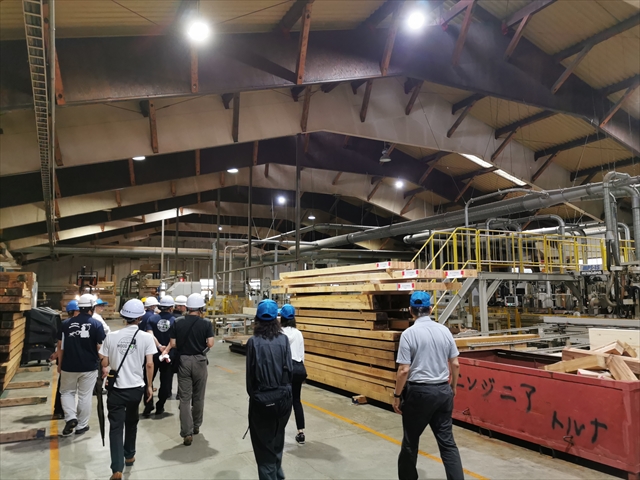 みやざき木造塾2023で木材加工工場内を見学する様子の画像